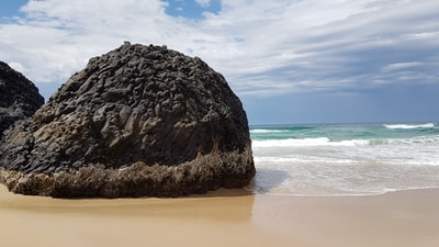 灰色的岩石海岸白天
